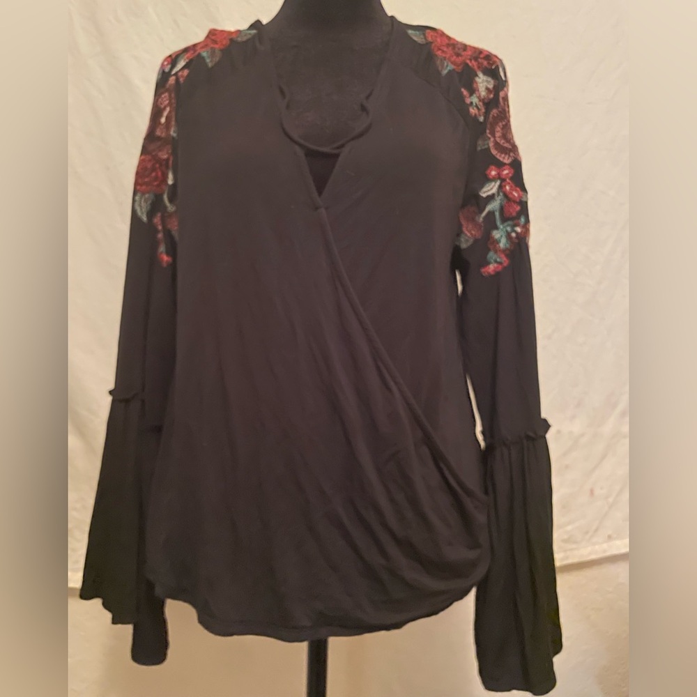 American Eagle Soft & Sexy T withBell Cuffs Floral Embroidery Black Size Medium